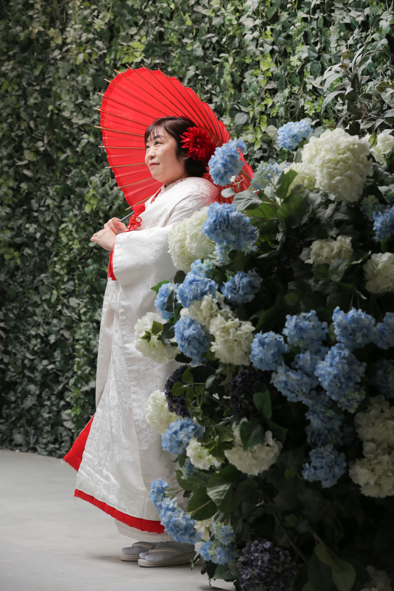 紫陽花と一緒に。ご新婦様のソロカット。