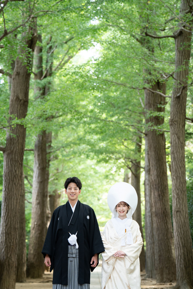緑の並木道が素敵なところに素敵なおふたり