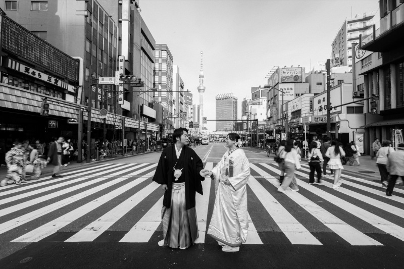 横断歩道を渡っているお二人