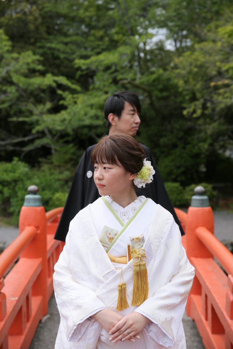 湧玉池に架かる橋で 2