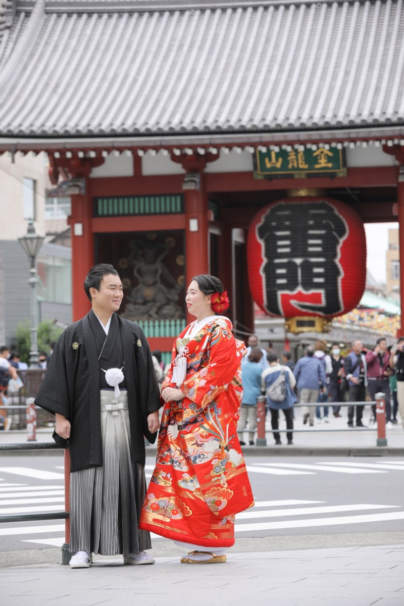 雷門をバックに