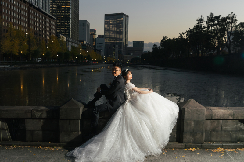 黄昏時の水辺にて