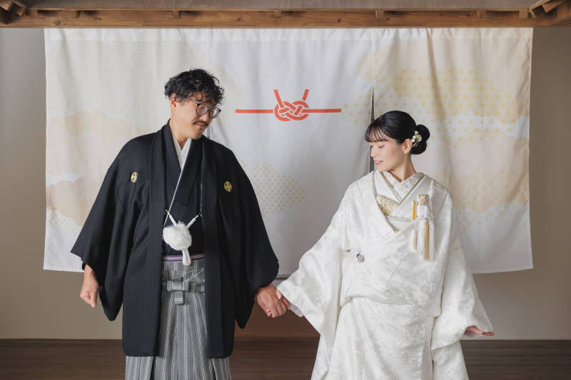 手を取り合って