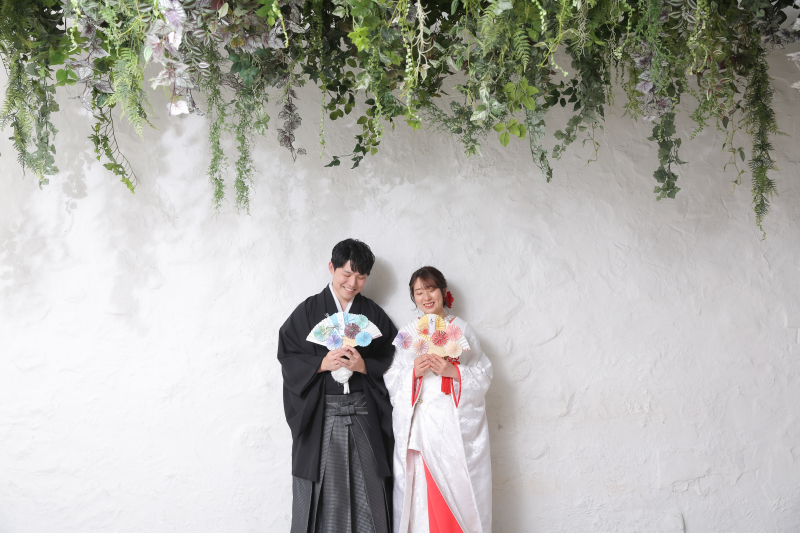 色違いの扇子を持って撮影