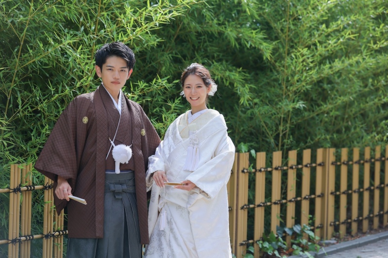 竹林の前で
