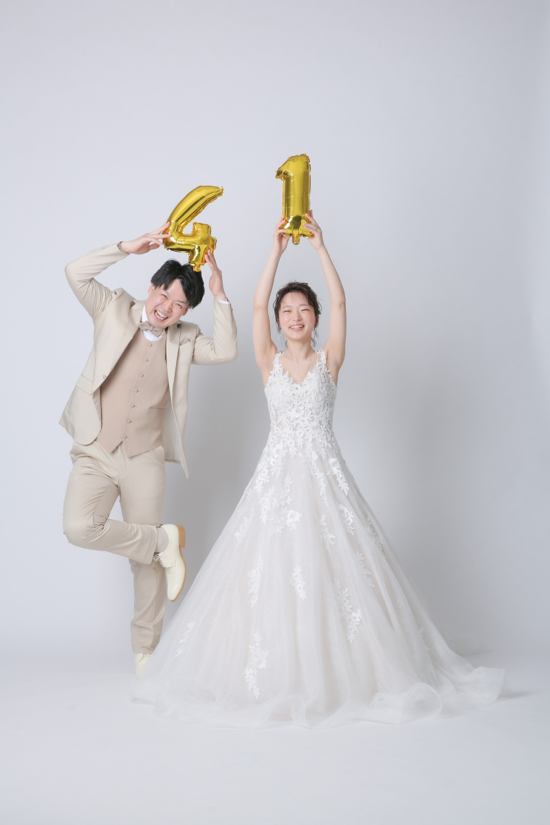 数字のバルーンを持って撮影