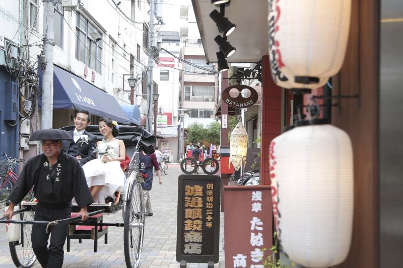 人力車で浅草の町並みをお散歩