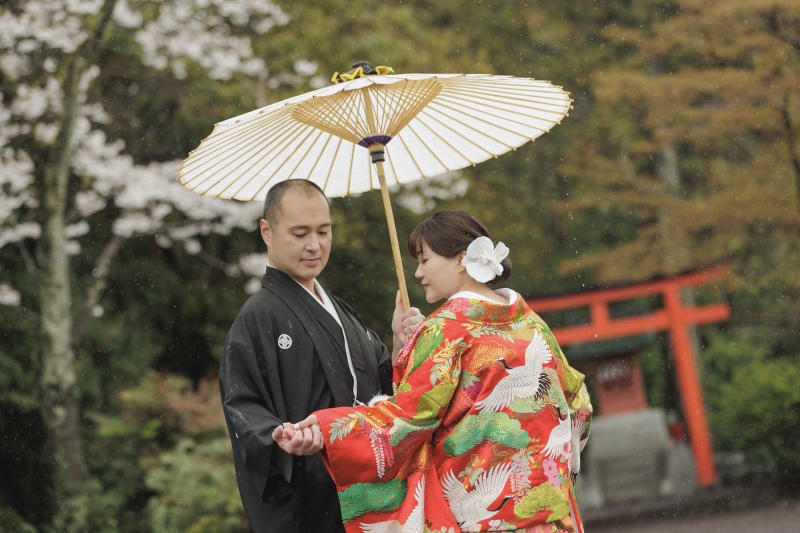 手を取り合って