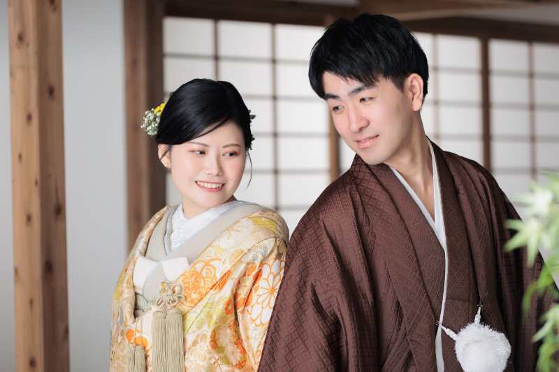 背中合わせで