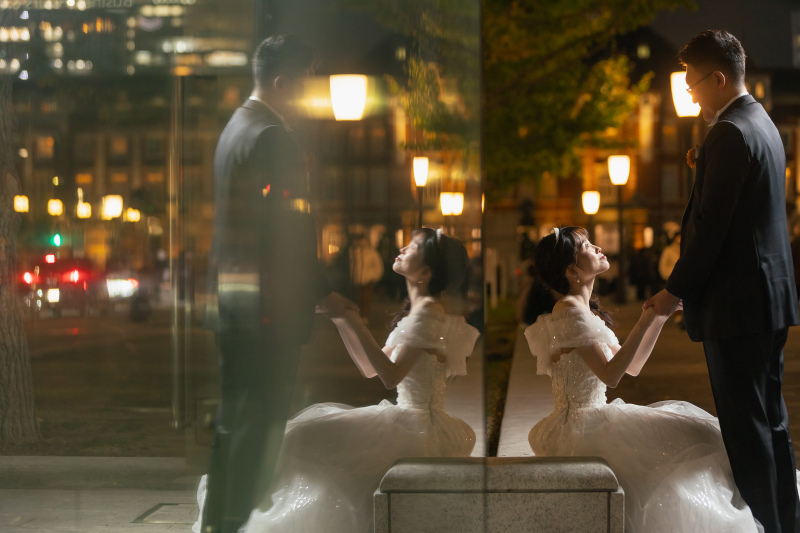 手を取り合うおふたり