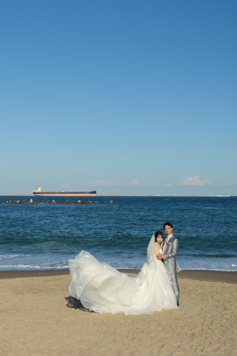 海をバックにドレスショット！