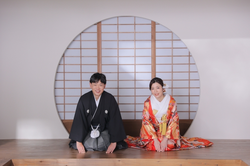 結びは正座のショットで