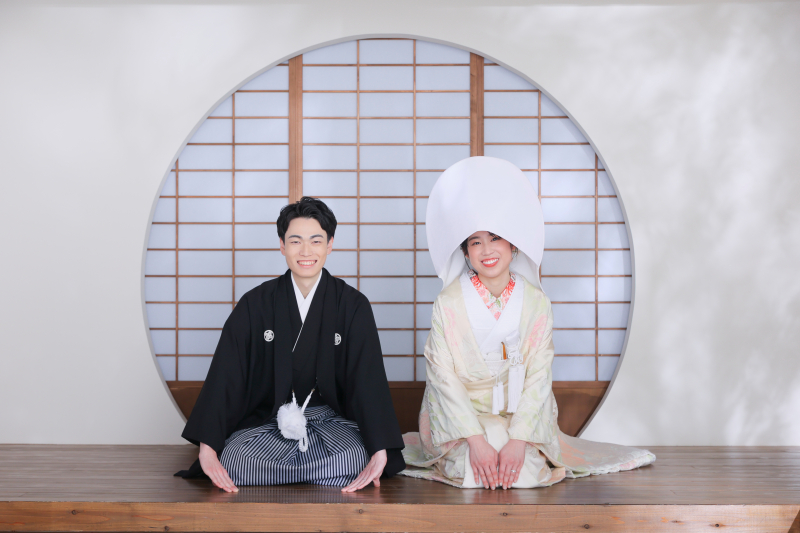 綿帽子で正座のポーズ