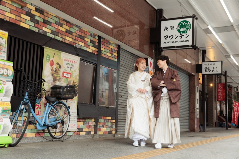 思い出の喫茶店の前で