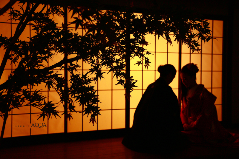 紅葉と一緒にシルエット