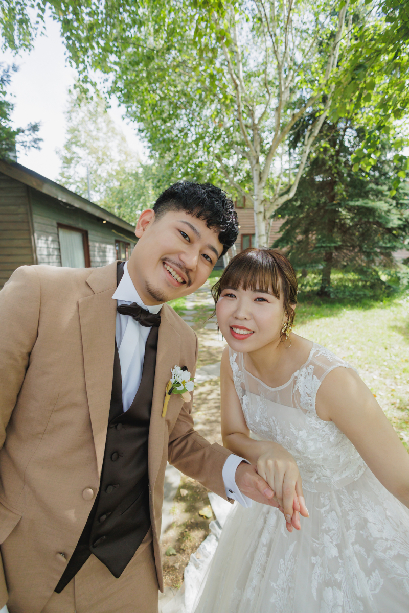 カメラを覗き込むふたり