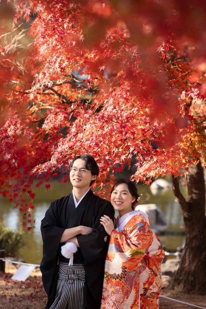 神社前に紅葉、