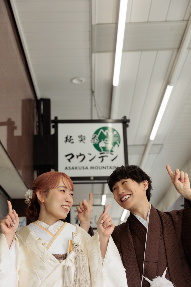 看板の前で
