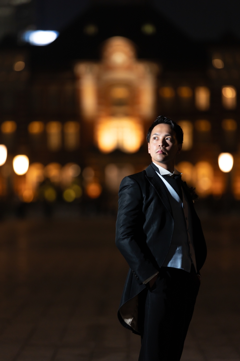 東京駅をバックに