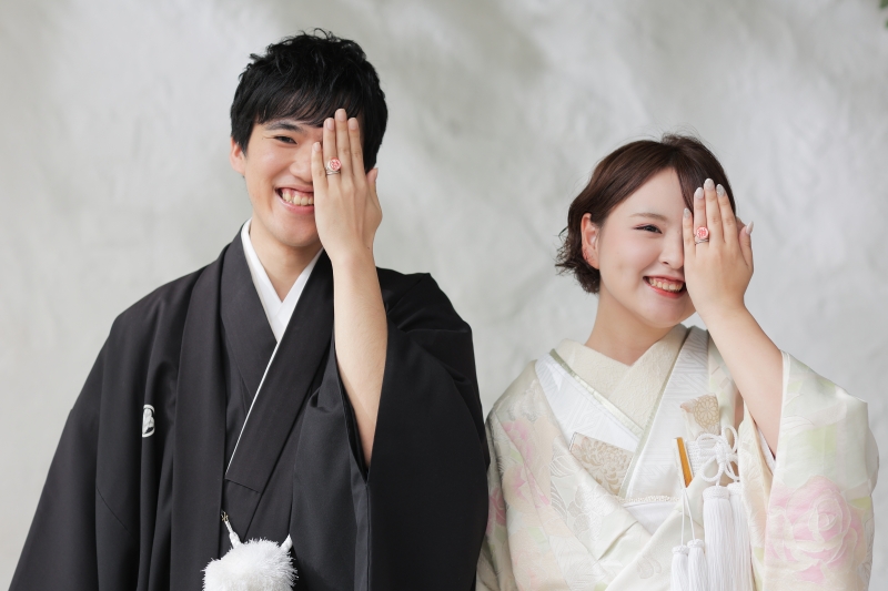 お顔を半分隠して