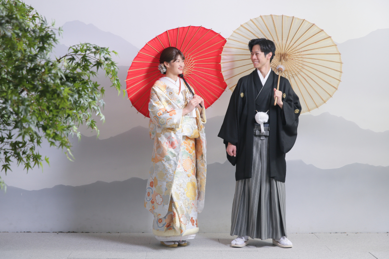和傘を持って