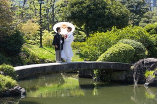 緑豊かな旧安田庭園で和装撮影