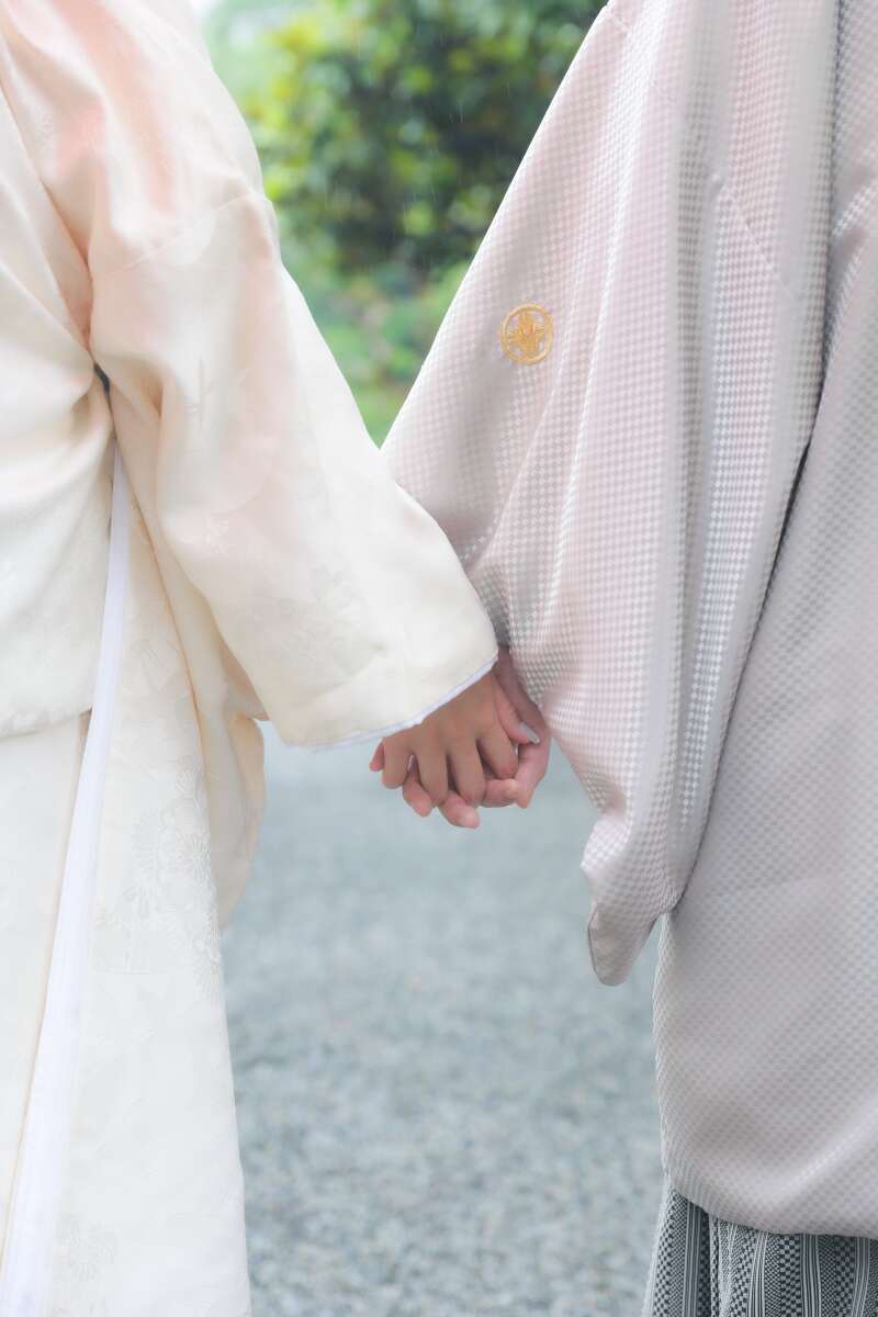 手を取り合って