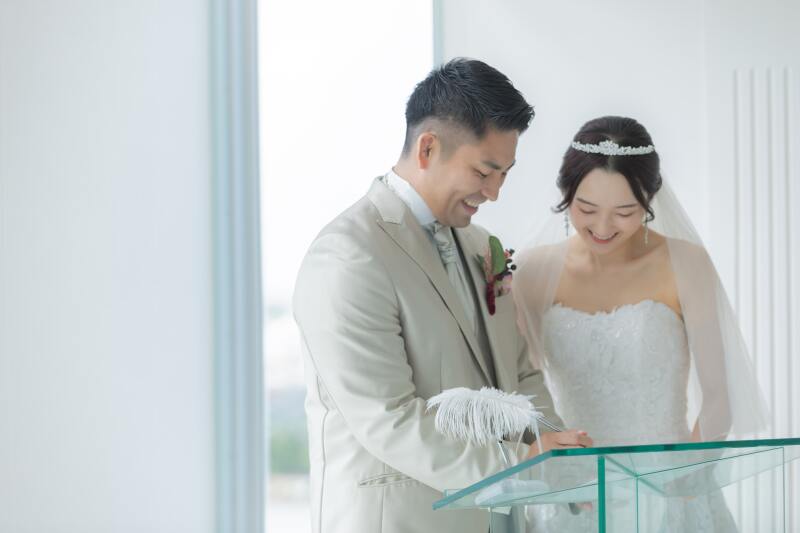 結婚証明書にサイン