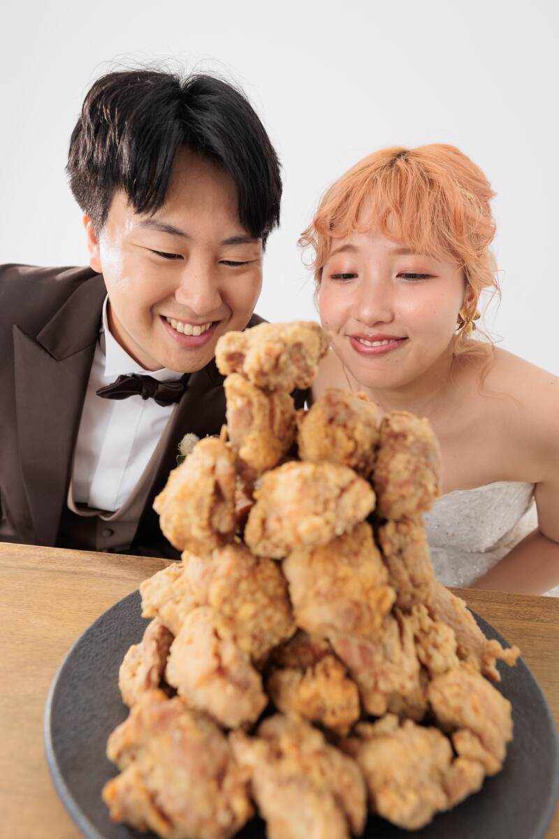 山盛りの唐揚げを覗き込んで