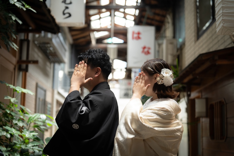 指輪のショットもオシャレな街並みと合わせて