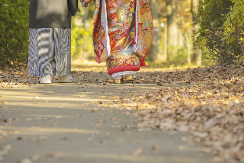 秋の小道を歩く二人