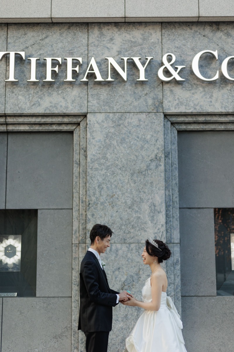 Tiffany & Co. の前で