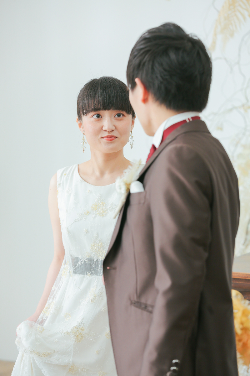 新郎様を見つめる新婦様