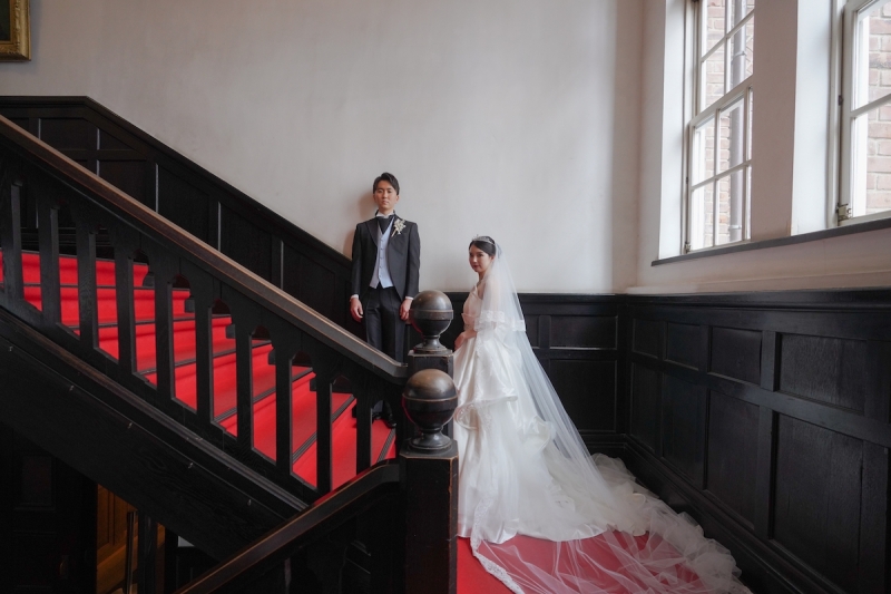 赤絨毯の階段で