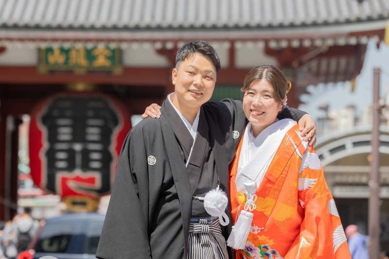 仲良く肩を組んで