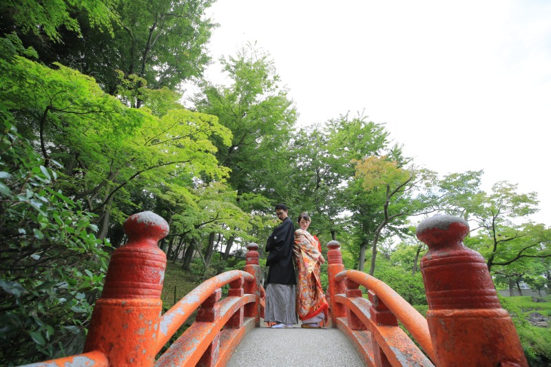 橋の中心で背中合わせ