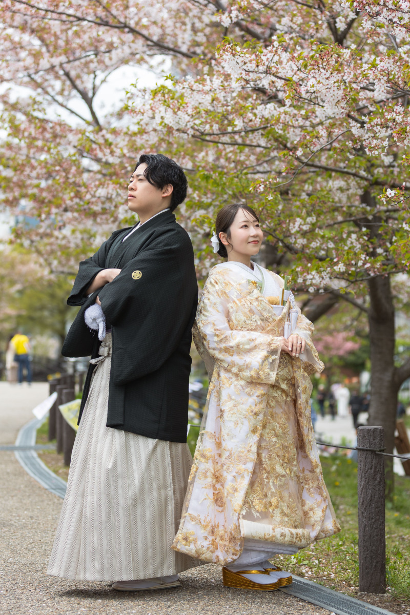 桜を背に