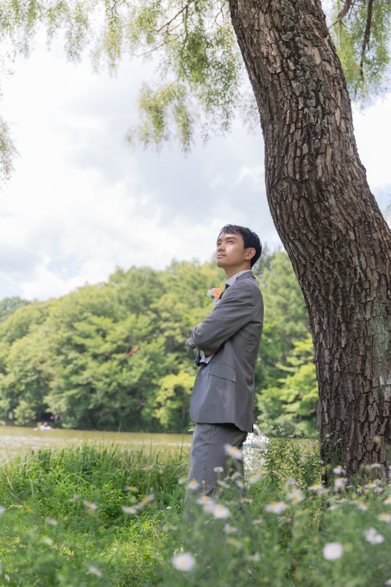 静かな木陰に佇むご新郎様