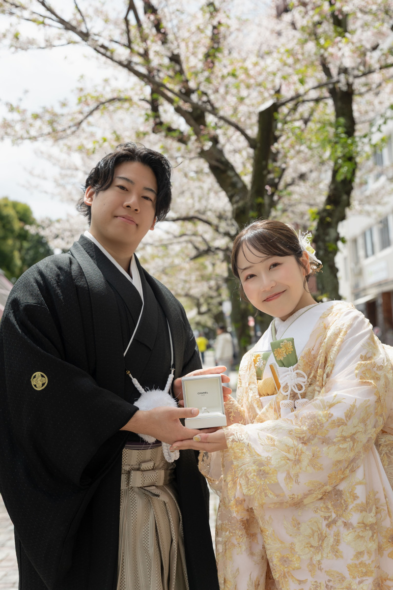 二人で指輪をもって　