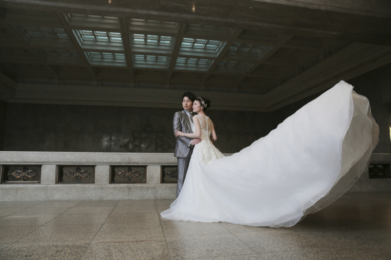 ドレスを翻して