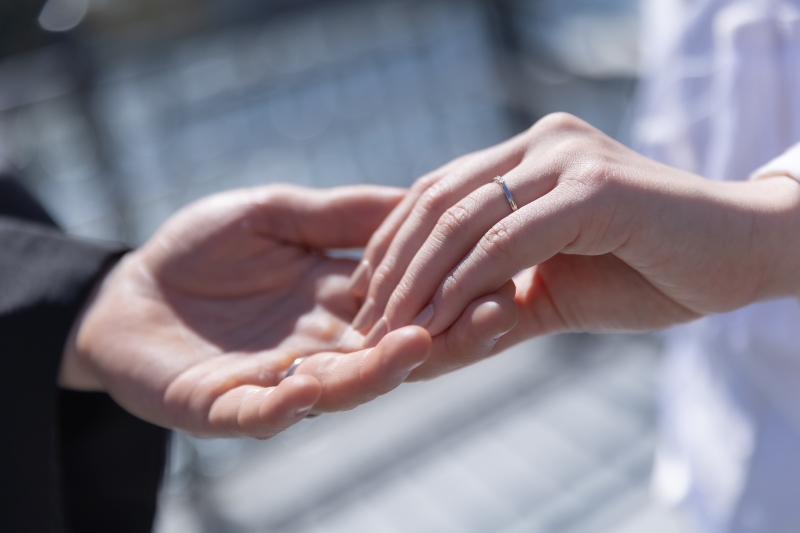 手を取り合って