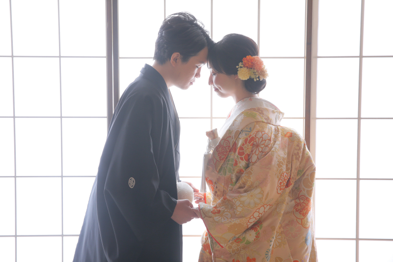 色打掛で屋内庭園ロケーション