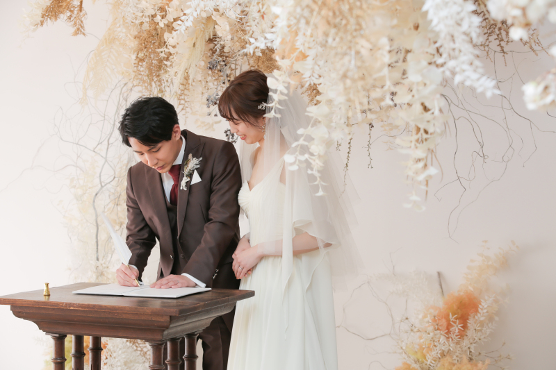 結婚証明書へのサイン