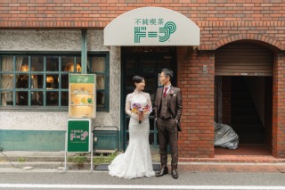 レトロな喫茶店でのウェディングフォトをご紹介