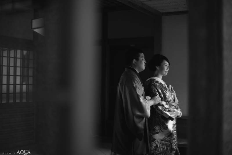 窓から差し込む光を