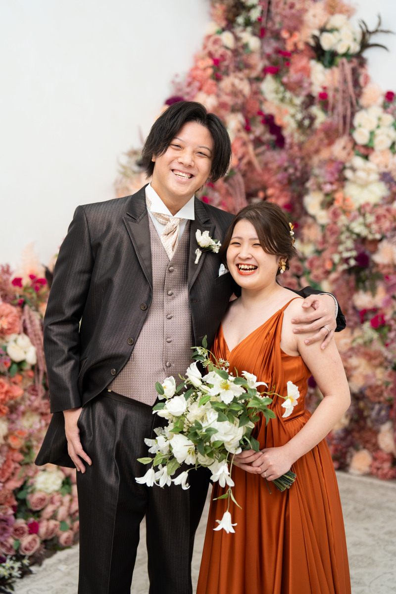 華やかな壁を背に