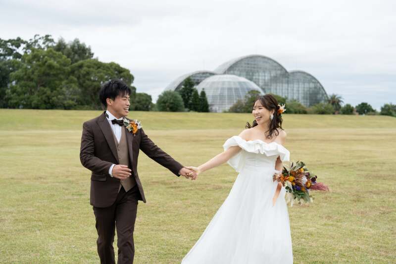植物館前の芝生で