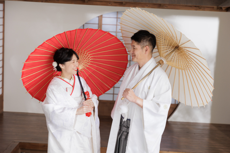 お二人で傘を持って