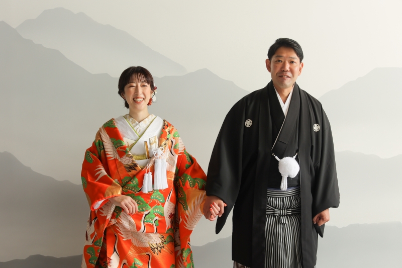 手を取り合って