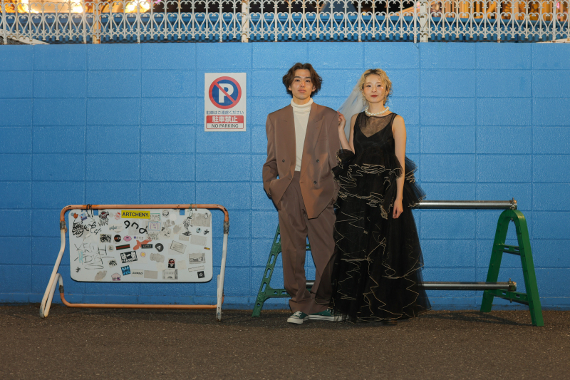 花やしきの青い壁で